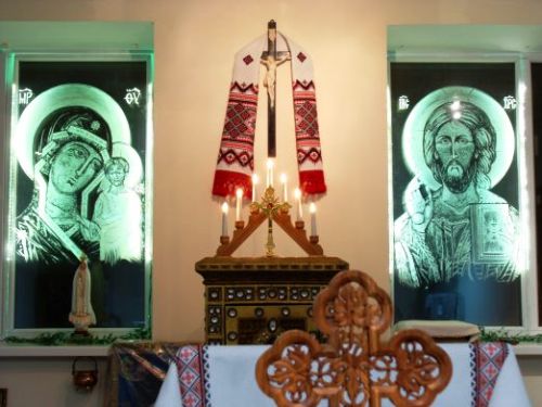 На Запоріжжі священик створює незвичайні ікони зі скла.(ФОТО)